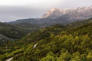 paysages printaniers des montagnes grecques photo