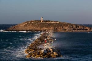 vagues et éclaboussures dans la mer méditerranée photo