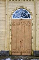 église orthodoxe en bois jaune photo