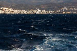 vagues et éclaboussures dans la mer méditerranée photo