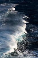 vagues et éclaboussures dans la mer méditerranée photo