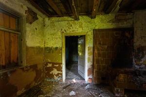 intérieur d'une maison abandonnée photo