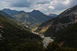 paysages printaniers des montagnes grecques photo