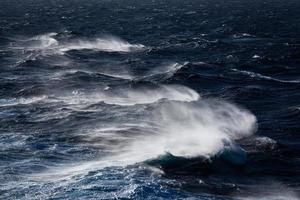 vagues et éclaboussures dans la mer méditerranée photo