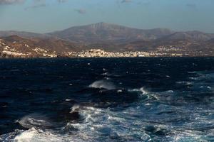 vagues et éclaboussures dans la mer méditerranée photo