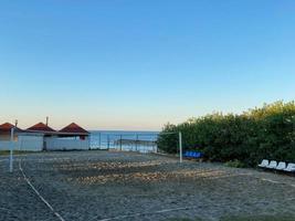 terrain de volley-ball et plage en vacances dans une station balnéaire paradisiaque et tropicale de l'est photo