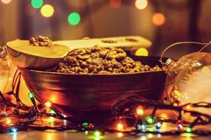 bol avec kutia - repas sucré traditionnel de noël en ukraine, biélorussie et pologne, sur table en bois, sur fond clair photo