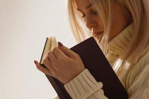 mains de femme priant Dieu avec la bible. une femme prie pour que Dieu bénisse de souhaiter avoir une vie meilleure. demander pardon et croire en la bonté. prière de crise de la vie chrétienne à dieu. photo