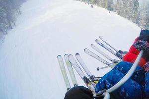 quatre amis qui skient, des amis qui skient à la montagne photo