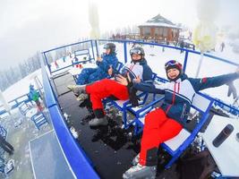 groupe de couples d'âge moyen en vacances au ski dans les montagnes photo