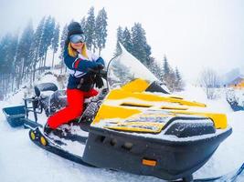 moto d'hiver. motoneige. vtt d'hiver. vtt d'hiver en hiver sur fond de montagne. photo