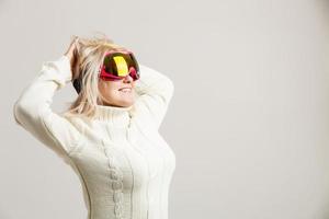 femme en masque de ski sur fond blanc photo
