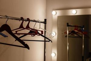 intérieur de couloir élégant avec miroir et support de suspension photo