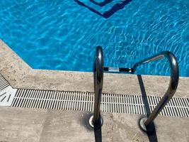 gros plan des mains courantes pour entrer dans la piscine photo