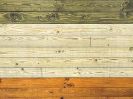 texture en bois. les planches sont colorées. des bâtons de couleurs grises, blanches et orange reposent sur le sol. texture à partir de matériaux naturels, arrière-plan photo