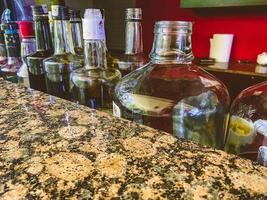 boissons alcoolisées en bouteilles dans un bar photo