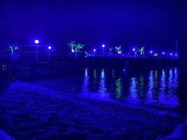 tombée de la nuit au bord de la mer chemin vers la nuit photo