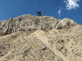 approche du téléphérique au sommet de la montagne du pilatus depuis luzern photo