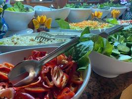 salade végétalienne verte à partir de mélange de feuilles vertes et de légumes. vue de dessus sur une table en pierre grise photo