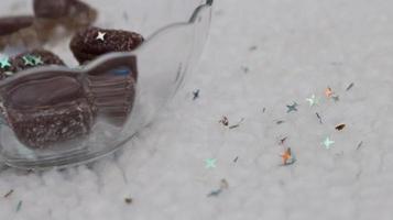 Bonbons à la gelée recouverts de sucre dans un bol en verre photo