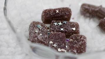 Bonbons à la gelée recouverts de sucre dans un bol en verre photo