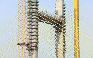 câbles jaunes du pont suspendu en construction photo