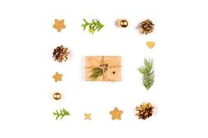 carte de Noël. fond de noël avec cadeau, pommes de pin, branches, jouets en or. photo