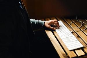 les mains des hommes sur le clavier. photo