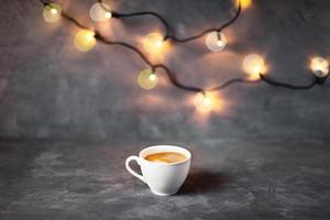 une tasse de café sur fond gris. photo