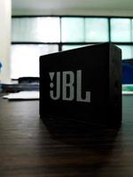 jakarta, indonésie en juillet 2022. un mini haut-parleur de marque jbl dans un bureau, photo