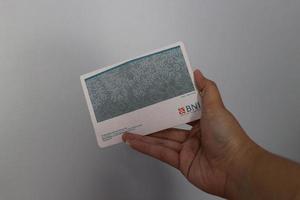 ouest de java, indonésie en juillet 2022. une main tient un livre de compte bancaire national indonésien. photo