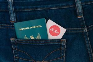 indonésie en juillet 2022. un passeport indonésien et une carte d'embarquement des compagnies aériennes philippines dans une poche de jeans. photo