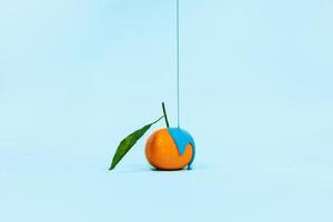 concept alimentaire avec fond orange et bleu. photo