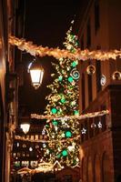 strasbourg, france - décembre 2021 - arbre de noël en place kleber et décorations de rue photo