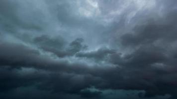 le ciel sombre avec de gros nuages convergents et un violent orage avant la pluie.ciel de mauvais temps. photo