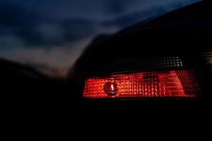 feu arrière de voiture la nuit gros plan photo