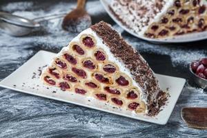 un dessert moldave traditionnel ou un gâteau composé de crêpes à la cerise, de crème au lait et de crème au chocolat également appelées cosma lui guguta. photo