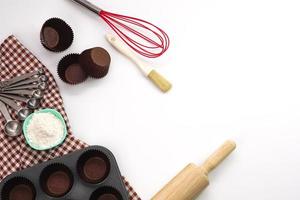 vue de dessus ustensiles de cuisine rouleau à pâtisserie en bois, spatule en bois et batteur à oeufs sur fond blanc. matériels ou équipements de cuisine pour boulangerie. photo
