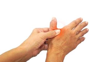 main d'une femme souffrant de douleurs à la main sur fond blanc avec un tracé de détourage. concept de syndrome de soins de santé et de bureau. photo