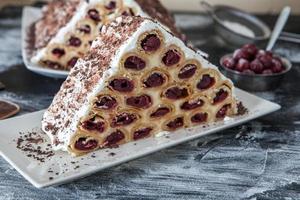 un dessert moldave traditionnel ou un gâteau composé de crêpes à la cerise, de crème au lait et de crème au chocolat également appelées cosma lui guguta. photo