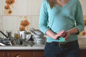 fragment du corps féminin au comptoir de la cuisine, rempli de photo