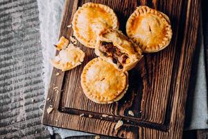 mini tarte à la viande australienne traditionnelle fraîche photo