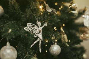 arbre de noël décoré avec des ornements de vacances. beau jouet de ballerine de noël. photo