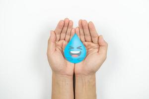 mains tenant du papier goutte d'eau coupé, se laver les mains, désinfectant pour les mains et hygiène. journée mondiale de l'eau, économie d'eau et concept mondial de protection de l'environnement photo