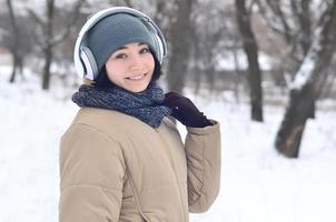 portrait d'hiver de jeune fille avec des écouteurs photo