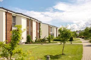 rangée de cottages modernes. toute nouvelle rangée de maisons unifamiliales. conception moderne de résidences de vie urbaine avec cours privées, finitions sophistiquées, nouveau développement. aménagements extérieurs verts, pelouse photo