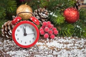 horloge de noël et branche de sapin photo