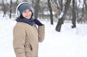 portrait d'hiver de jeune fille avec des écouteurs photo