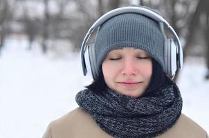 portrait d'hiver de jeune fille avec des écouteurs photo