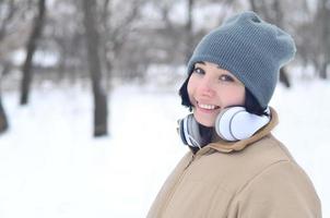 portrait d'hiver de jeune fille avec des écouteurs photo